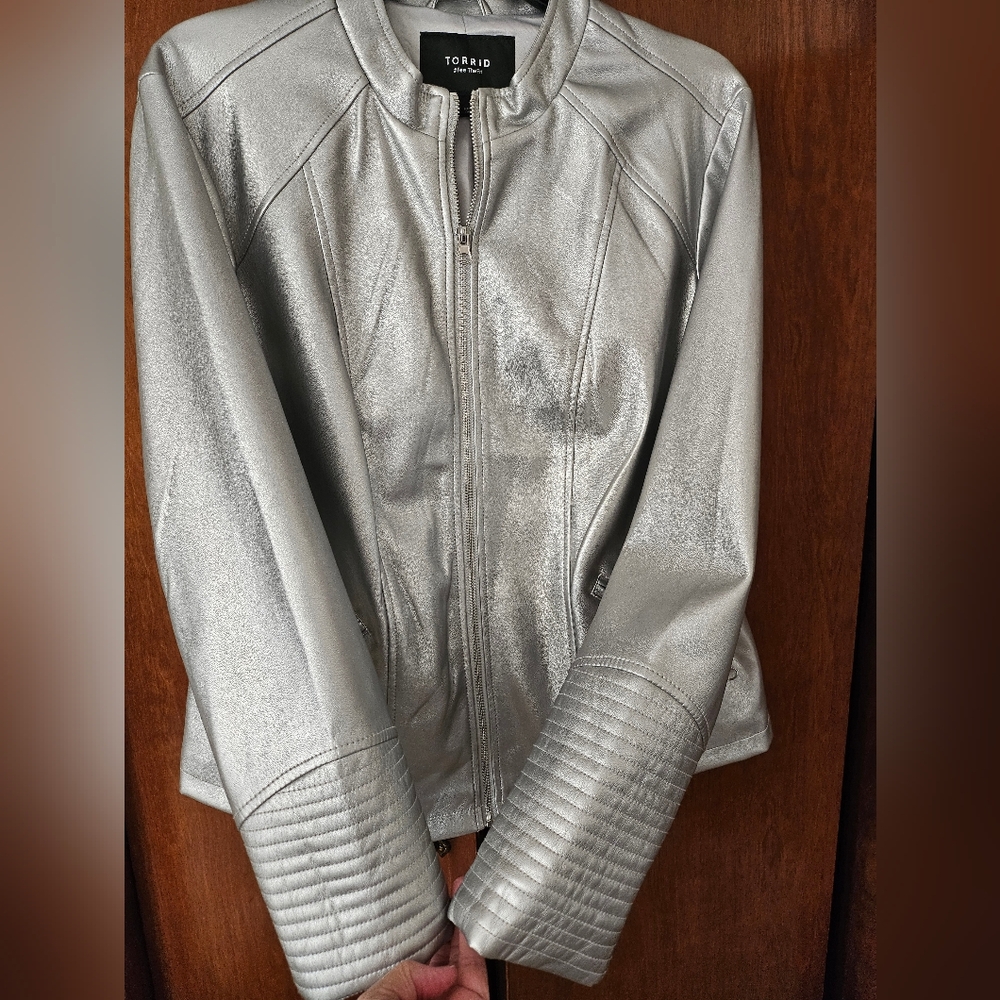 Torrid Metallic Silver Faux Leather Zip Moto Jacket Size 1 - Picture 5 of 12